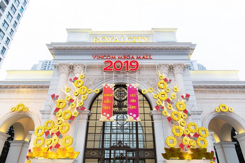 Không gian ở Vincom Mega Mall Royal City năm nào cũng được trang hoàng lung linh với họa tiết, linh vật may mắn của ngày Tết.