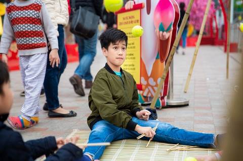 Một em bé đang chơi chuyền – một hình ảnh hiếm thấy trong cuộc sống đô thị hiện đại dù đây là một trò chơi quen thuộc với các thế hệ 8x trở về trước