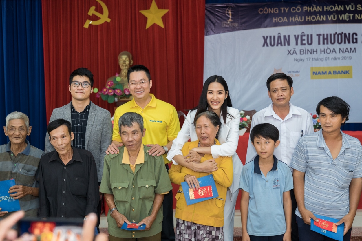 Đại diện Nam A Bank cùng Đại sứ môi trường - Á hậu Hoàng Thùy sẻ chia yêu thương, động viên những gia đình có hoàn cảnh khó khăn tại xã Bình Hòa Nam, tỉnh Long An.