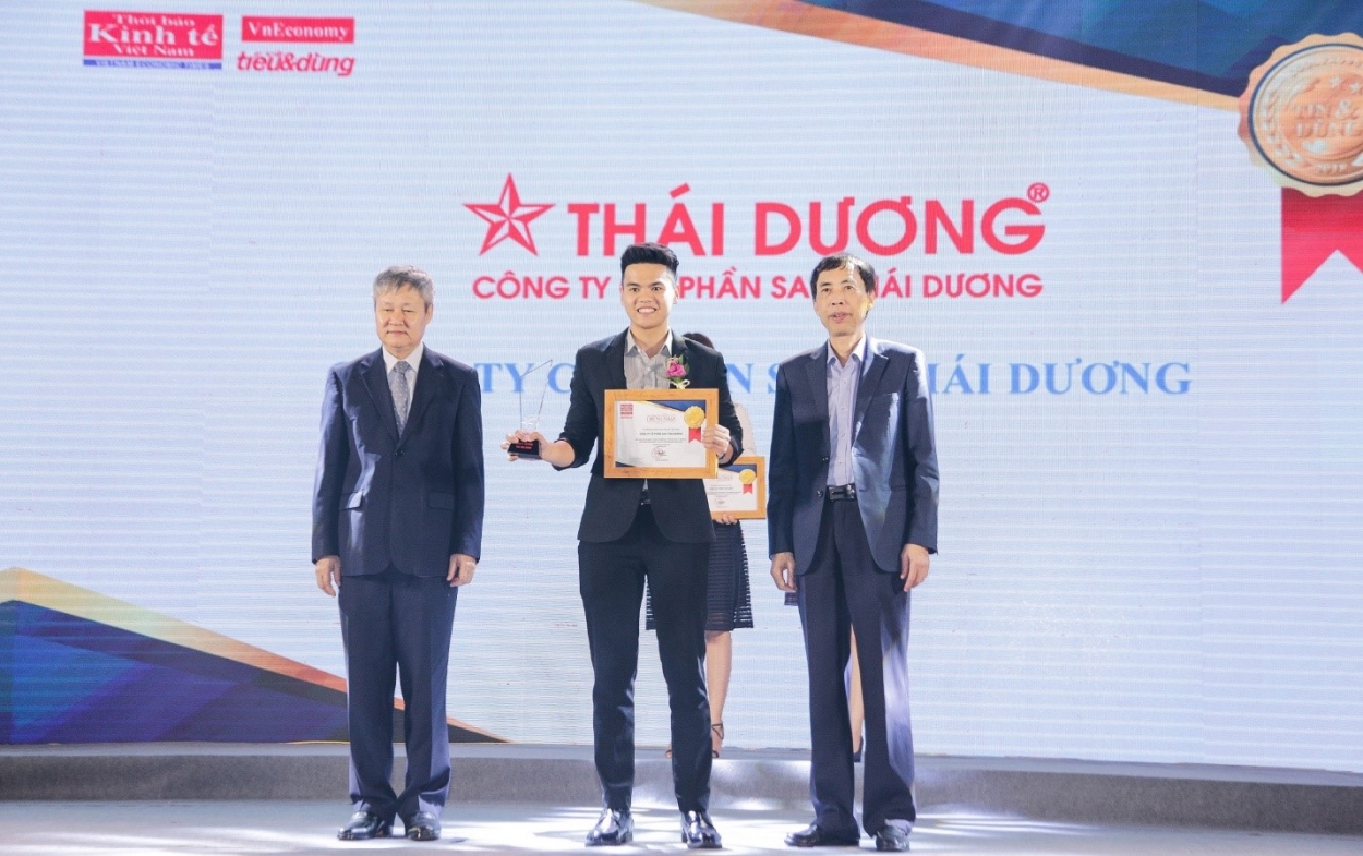 Đại diện của Sao Thái Dương nhận bằng khen Top 100 thương hiệu Tin &amp; Dùng 2018