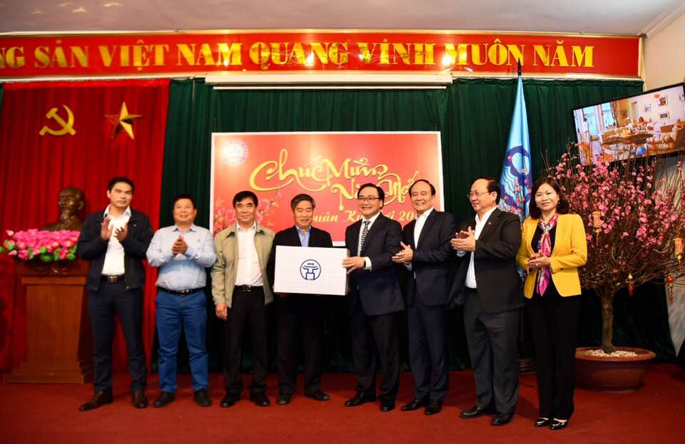 Bí thư Thành ủy Hoàng Trung Hải tặng quà Tết cho Công ty Nước sạch Hà Nội