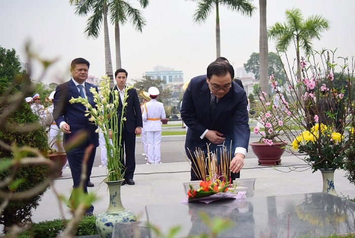 Bí thư Thành ủy Hoàng Trung Hải thắp hương tưởng nhớ các Anh hùng liệt sĩ