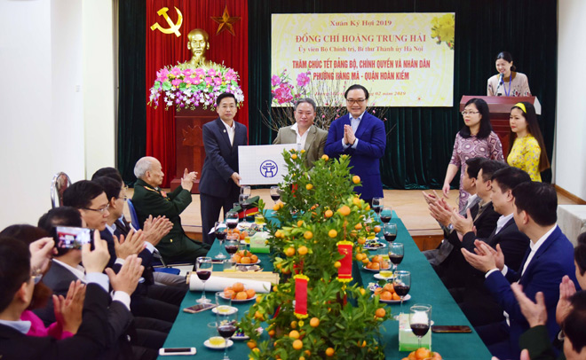 Bí thư Thành ủy Hà Nội Hoàng Trung Hải thăm, chúc Tết cán bộ, nhân dân phường Hàng Mã, quận Hoàn Kiếm.