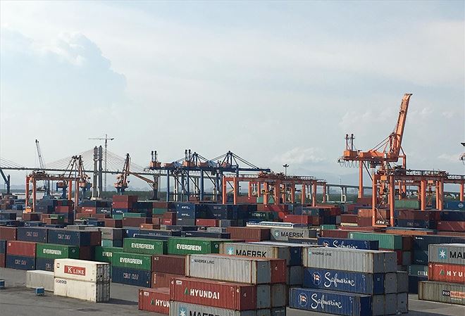 Lượng lớn container tồn đọng tại cảng nhưng vẫn chưa được xử lý. Ảnh: Tiền Phong.