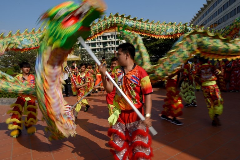 Đoàn múa lân biểu diễn trên đường phố Phnom Penh, thủ đô Campuchia hôm 1/2.