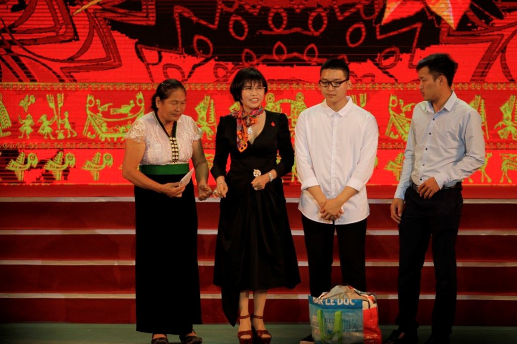 Doanh nhân Phạm Thị Hường trong chuyến từ thiện