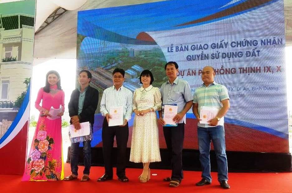 Doanh nhân Phạm Thị Hường trao sổ hồng cho khách hàng trước hạn tại một sự án