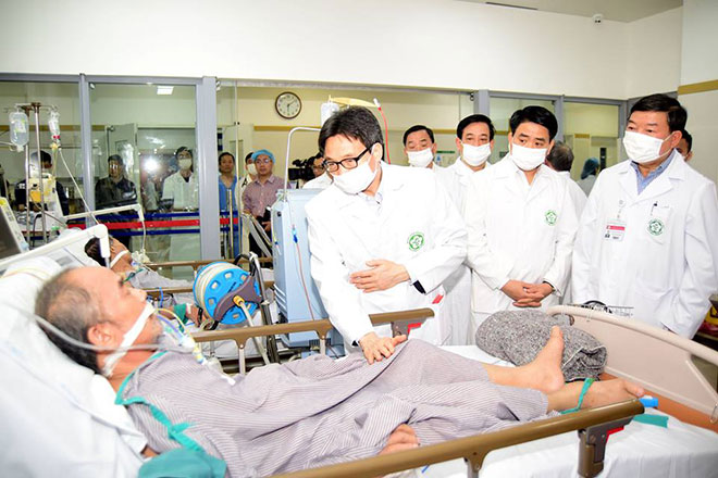 Phó Thủ tướng Vũ Đức Đam, Chủ tịch UBND TP Hà Nội Nguyễn Đức Chung thăm các bệnh nhân đang điều trị tại Khoa Hồi sức cấp cứu (Bệnh viện Bạch Mai).