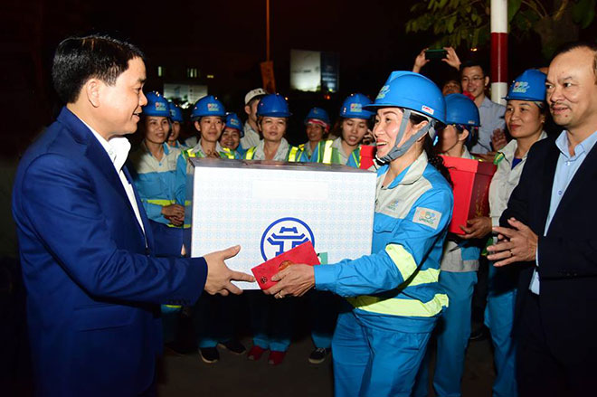 Chủ tịch UBND TP Hà Nội Nguyễn Đức Chung tặng quà Tết công nhân Tổ duy trì vệ sinh môi trường số 7 (Công ty TNHH MTV Môi trường đô thị Hà Nội).