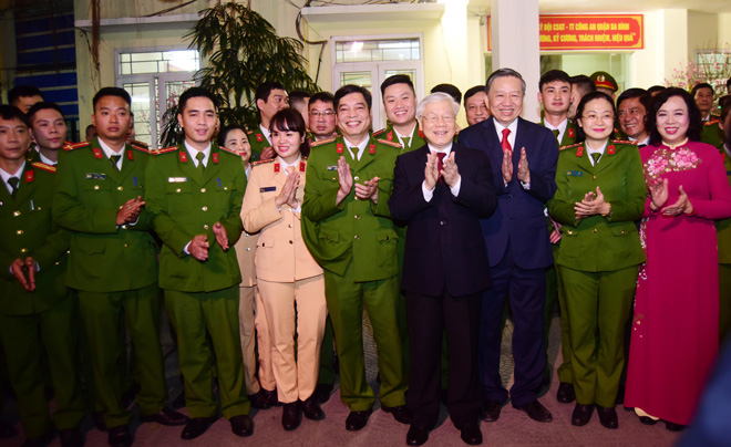 Tổng Bí thư, Chủ tịch nước Nguyễn Phú Trọng thăm, chúc Tết cán bộ, chiến sĩ Đội cảnh sát 113, Công an quận Ba Đình.
