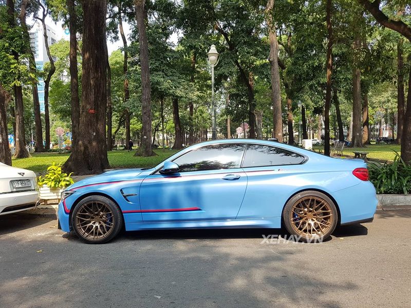 Sài Gòn: Chạm mặt BMW M4 độ ống xả Capristo 
