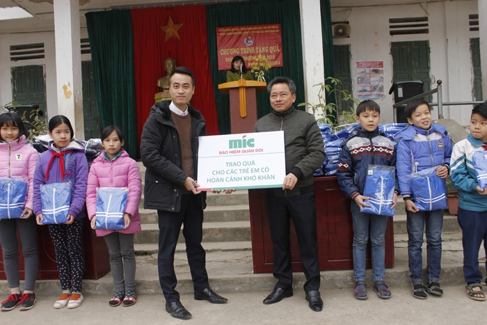 Tổng Biên tập báo TTTĐ Nguyễn Mạnh Hưng; đại diện Tổng Công ty MIC trao quà và áo ấm tặng đại diện trường Tiểu học An Tiến - huyện Mỹ Đức- Hà Nội