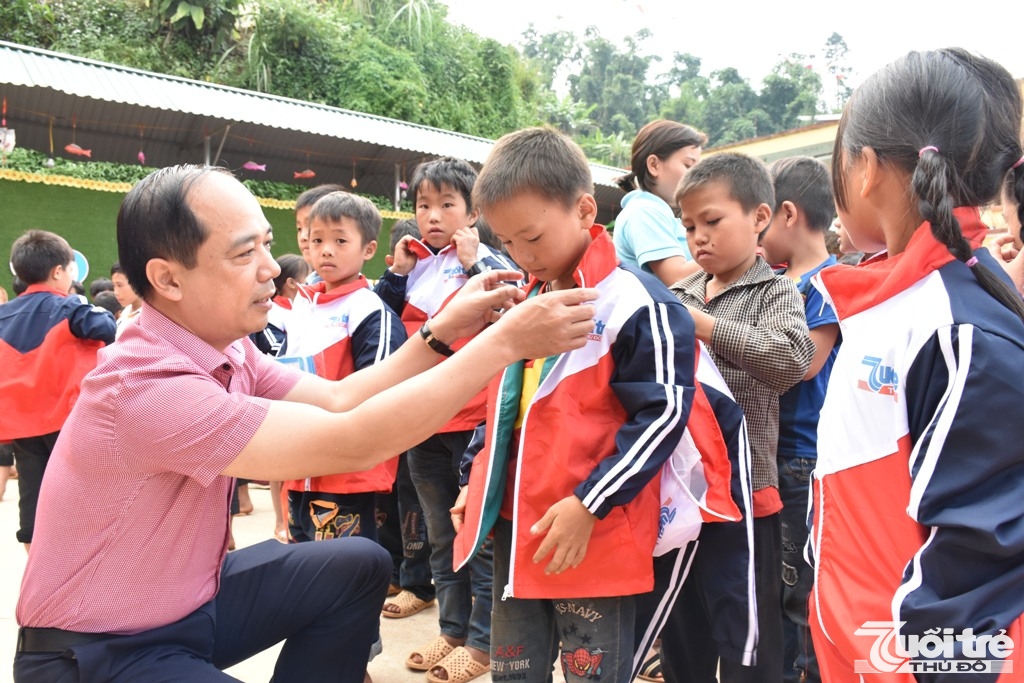 Đồng chí Nguyễn Mạnh Hưng – Bí thư chi bộ, Tổng biên tập báo Tuổi trẻ Thủ đô trao tặng áo ấm cho các em học sinh trường Phổ thông dân tộc bán trú Tiểu học Lao Chải, huyện Mù Cang Chải, Yên Bái