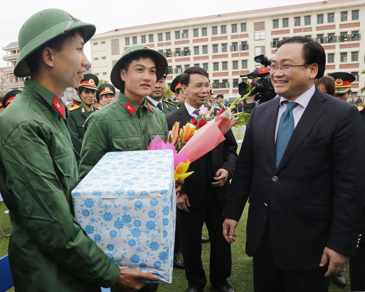 Bí thư Thành ủy Hà Nội Hoàng Trung Hải động viên các tân binh Thủ đô lên đường nhập ngũ.