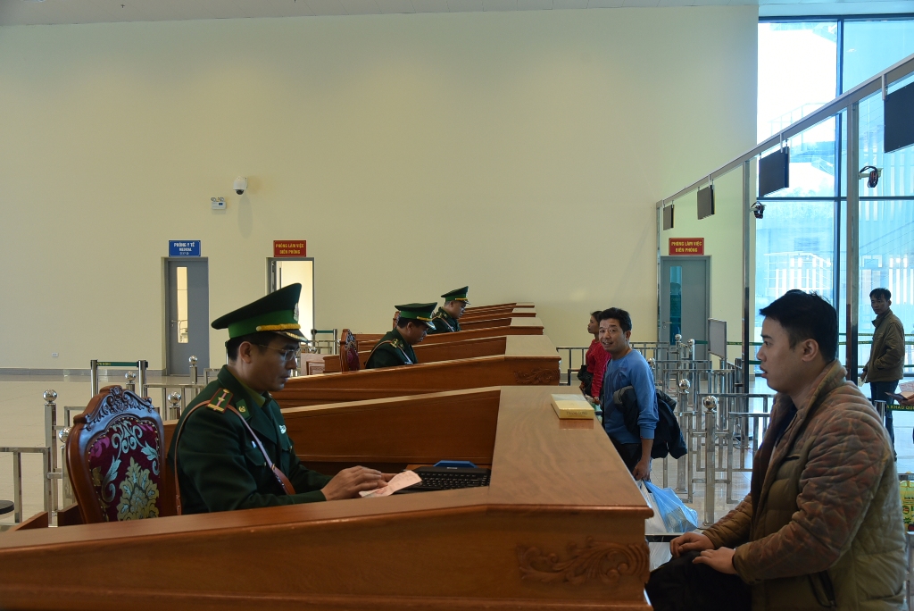 Giải quyết thủ tục hành chính cho du khách nhập cảnh vào Việt Nam tại Cửa khẩu Quốc tế Hữu Nghị