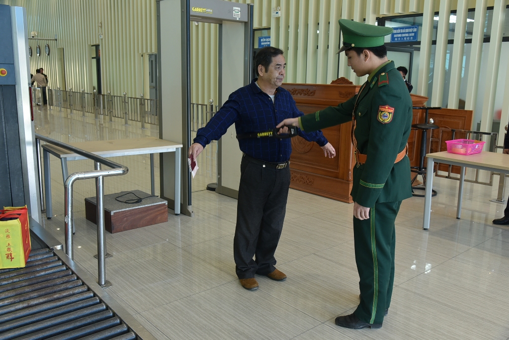 Kiểm tra an ninh tại Cửa khẩu Quốc tế Hữu Nghị