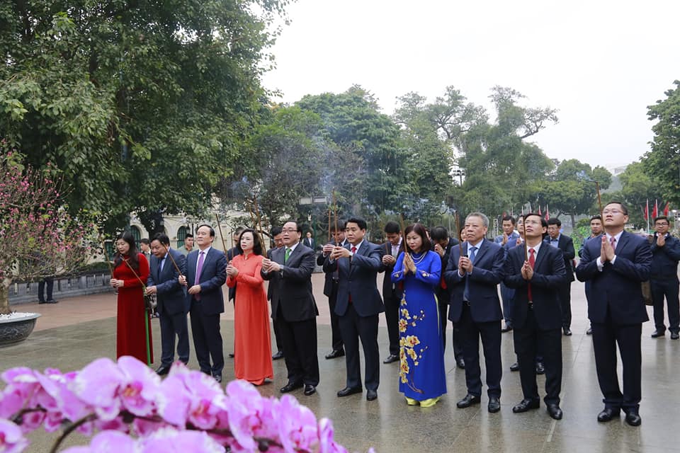 Các đồng chí lãnh đạo Thành phố dâng hương tại Tượng đài Vua Lý Thái Tổ