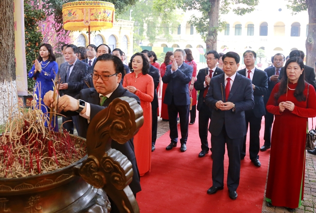 Các đồng chí lãnh đạo thành phố dâng hương tại Điện Kính Thiên