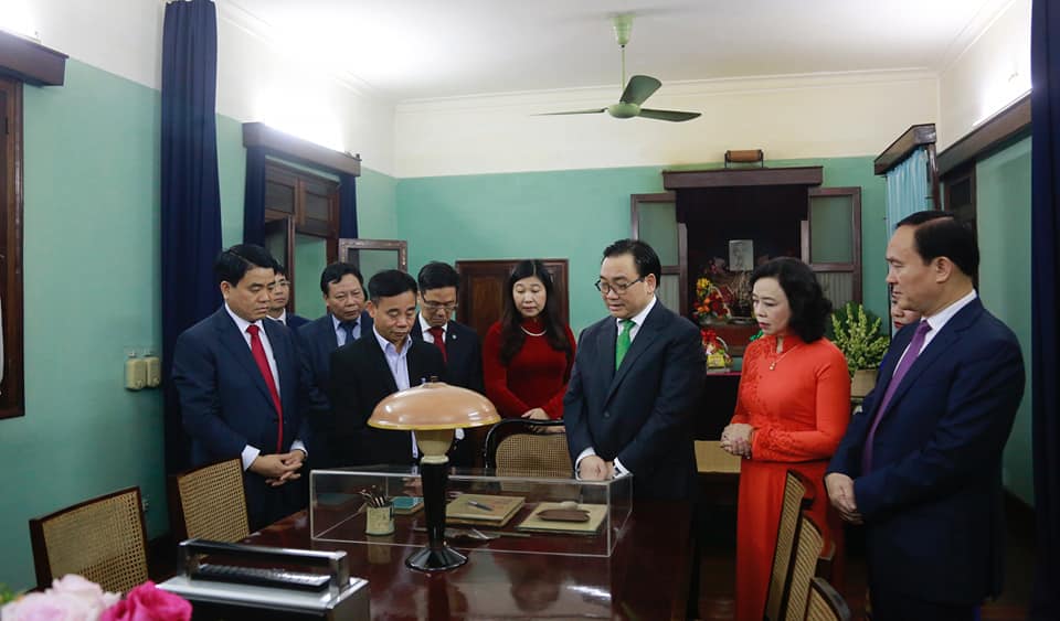Các đồng chí lãnh đạo thành phố dâng hương tại Di tích Nhà 67 và trò chuyện với cán bộ Khu di tích Chủ tịch Hồ Chí Minh