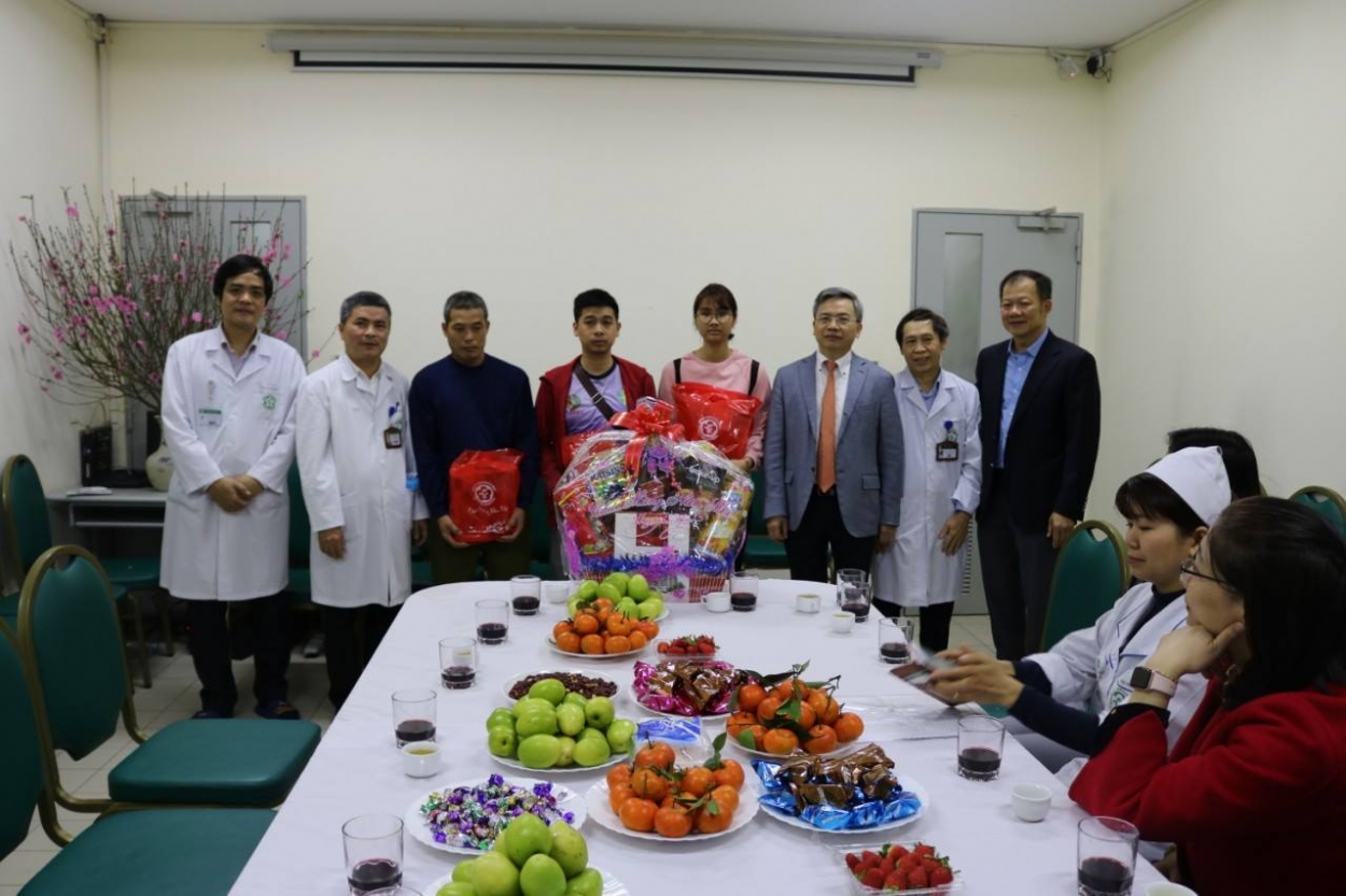 Tặng quà cho bệnh nhân ăn Tết tại bệnh viện Bạch Mai