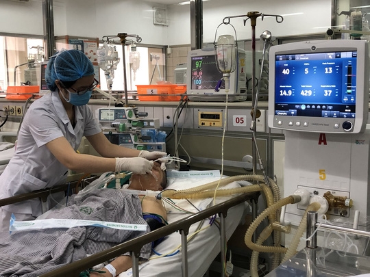 Đón Tết trong bệnh viện, các bệnh nhân được các thầy thuốc chăm sóc tận tình, chu đáo, người thân bên cạnh giúp họ vượt qua nỗi đau bệnh tật
