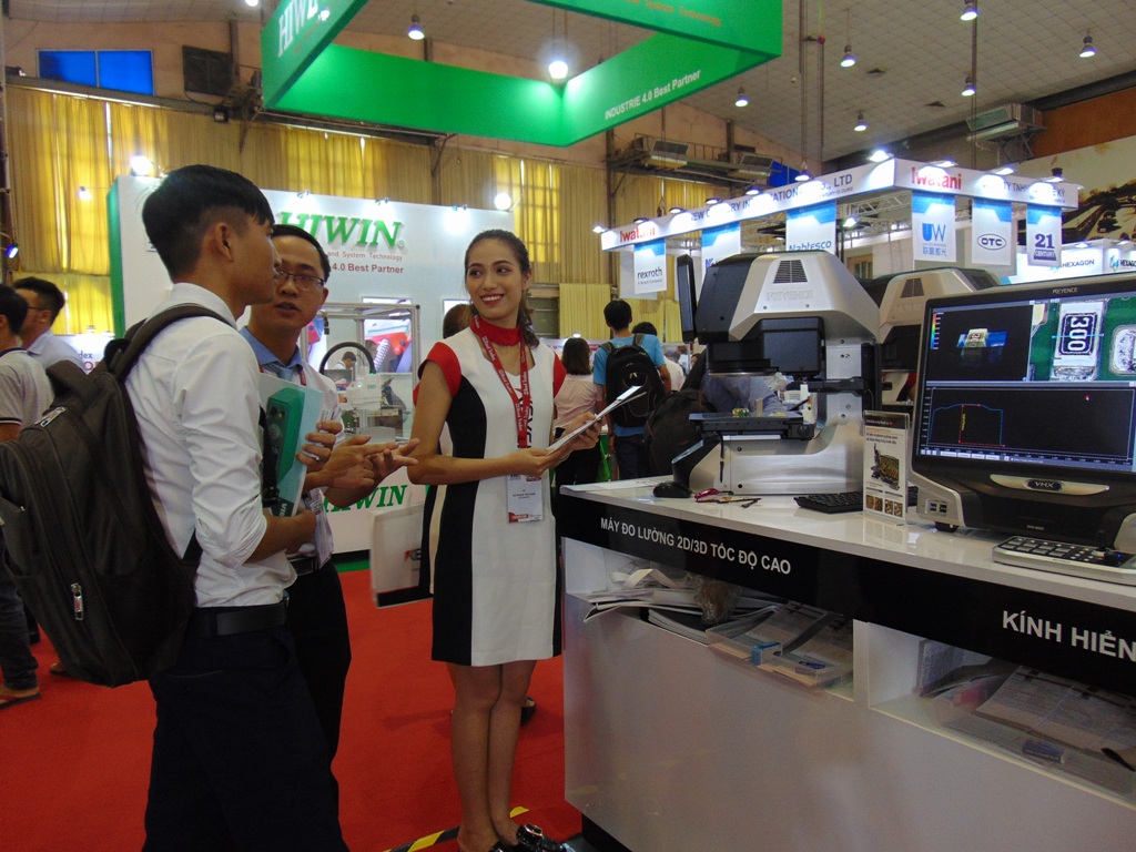 Các doanh nghiệp, nhà đầu tư nước ngoài tại Hà Nội tham giai một cuộc triển lãm, giới thiệu sản phẩm máy móc đến với các doanh nghiệp, người tiêu dùng trong nước
