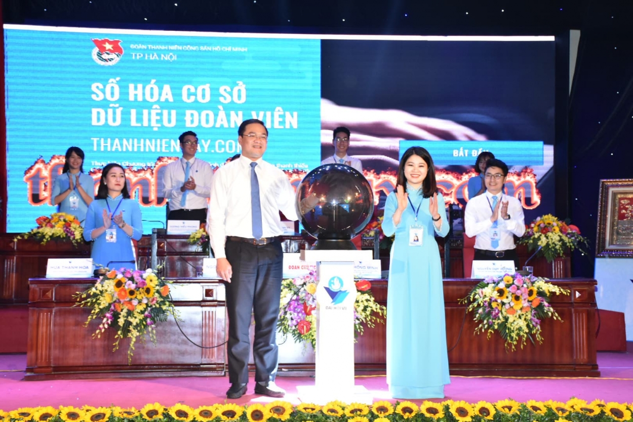 Đồng chí Nguyễn Ngọc Việt, Ủy viên Ban Thường vụ Trung ương Đoàn, Bí thư Thành đoàn, Chủ tịch Hội LHTN Việt Nam TP Hà Nội và đồng chí Chu Hồng Minh, UVBCH Trung ương Đoàn, Phó Bí thư Thành đoàn, Phó Chủ tịch Hội Sinh viên Việt Nam, Chủ tịch Hội Sinh viên thành phố Hà Nội thực hiện ra mắt ứng dụng