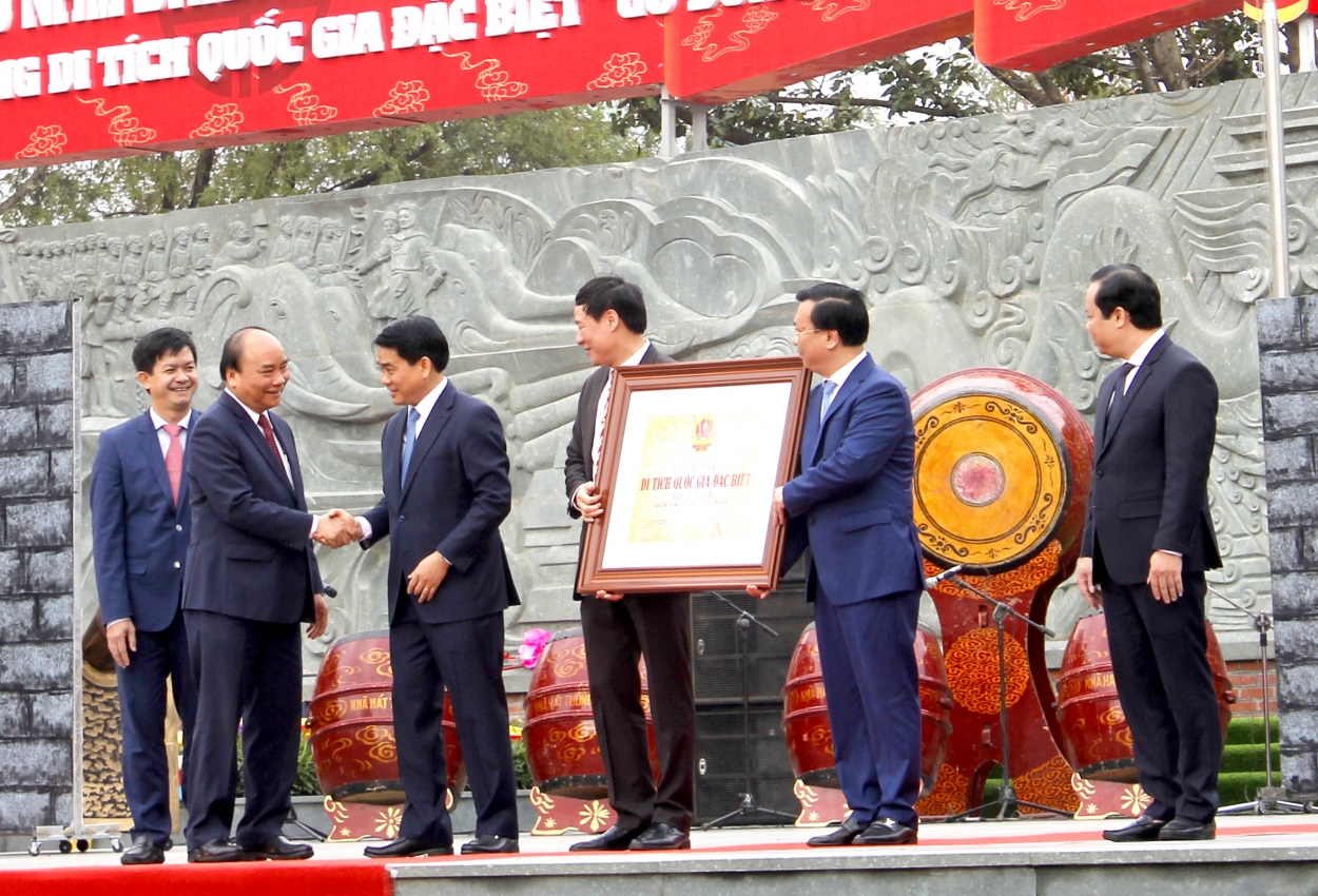 Thủ tướng Chính phủ Nguyễn Xuân Phúc trao Bằng xếp hạng di tích quốc gia đặc biệt “Gò Đống Đa” cho thành phố Hà Nội