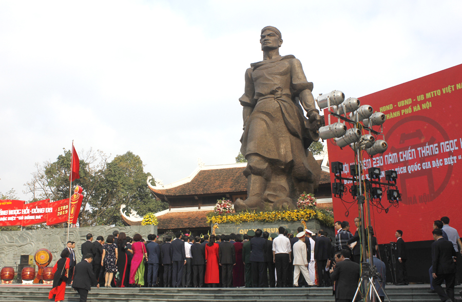 Các đồng chí lãnh đạo Đảng, Nhà nước, Chính phủ và thành phố Hà Nội dâng hương, hoa tại tượng đài và Đền thơ Hoàng đến Quang Trung - Nguyễn Huệ