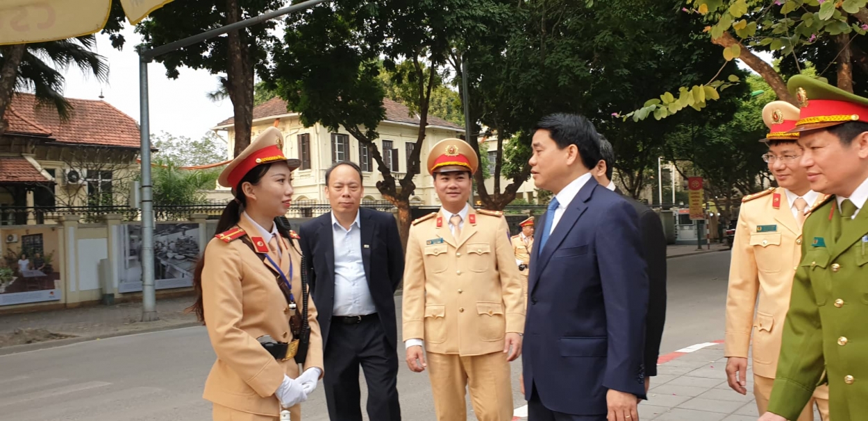 Chủ tịch UBND TP Nguyễn Đức Chung đi kiểm tra, thăm hỏi và chúc Tết các chiến sĩ CSGT làm nhiệm vụ tại ngã tư Trần Phú - Điện Biên Phủ.