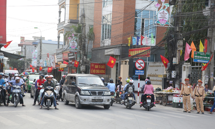 Hàng vạn du khách nô nức chảy hội Chùa Hương trước ngày khai hội