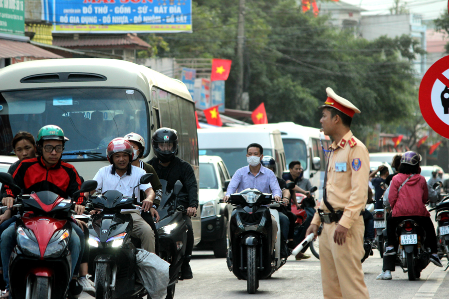 Hàng vạn du khách nô nức chảy hội Chùa Hương trước ngày khai hội