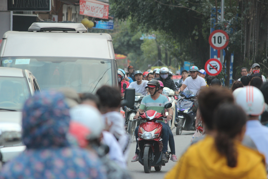 Hàng vạn du khách nô nức chảy hội Chùa Hương trước ngày khai hội