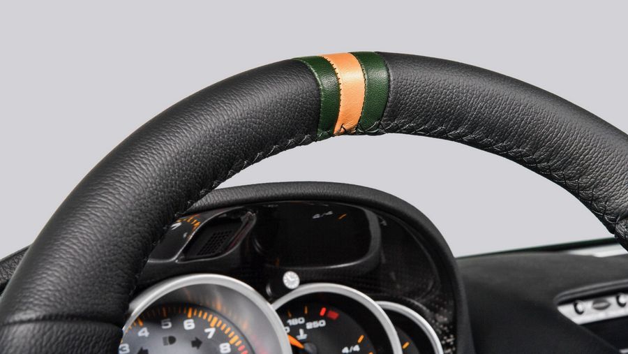 Porsche Carrera GT được khôi phục với bộ cánh Oak Green độc quyền