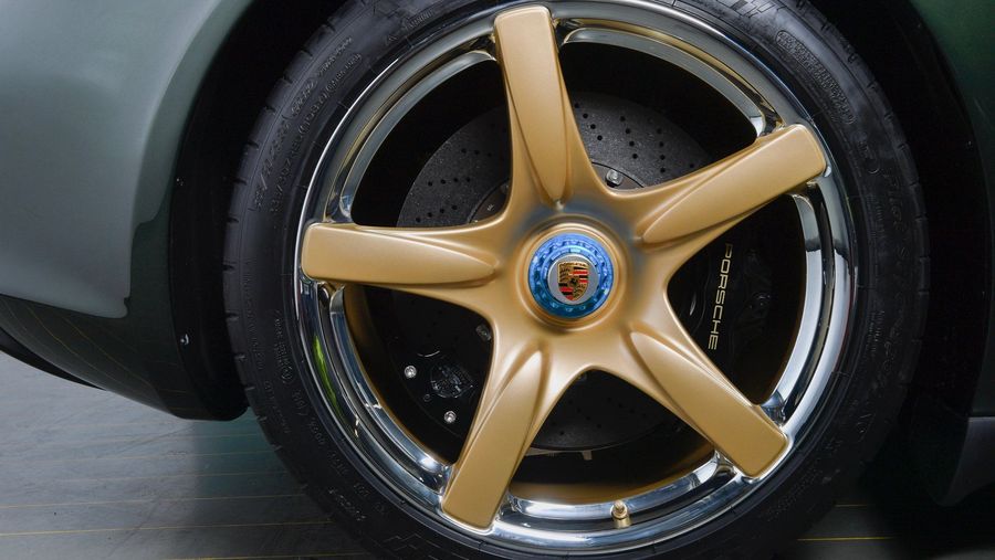 Porsche Carrera GT được khôi phục với bộ cánh Oak Green độc quyền