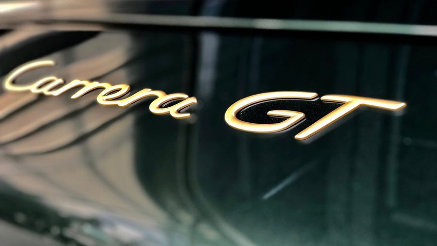 Porsche Carrera GT được khôi phục với bộ cánh Oak Green độc quyền