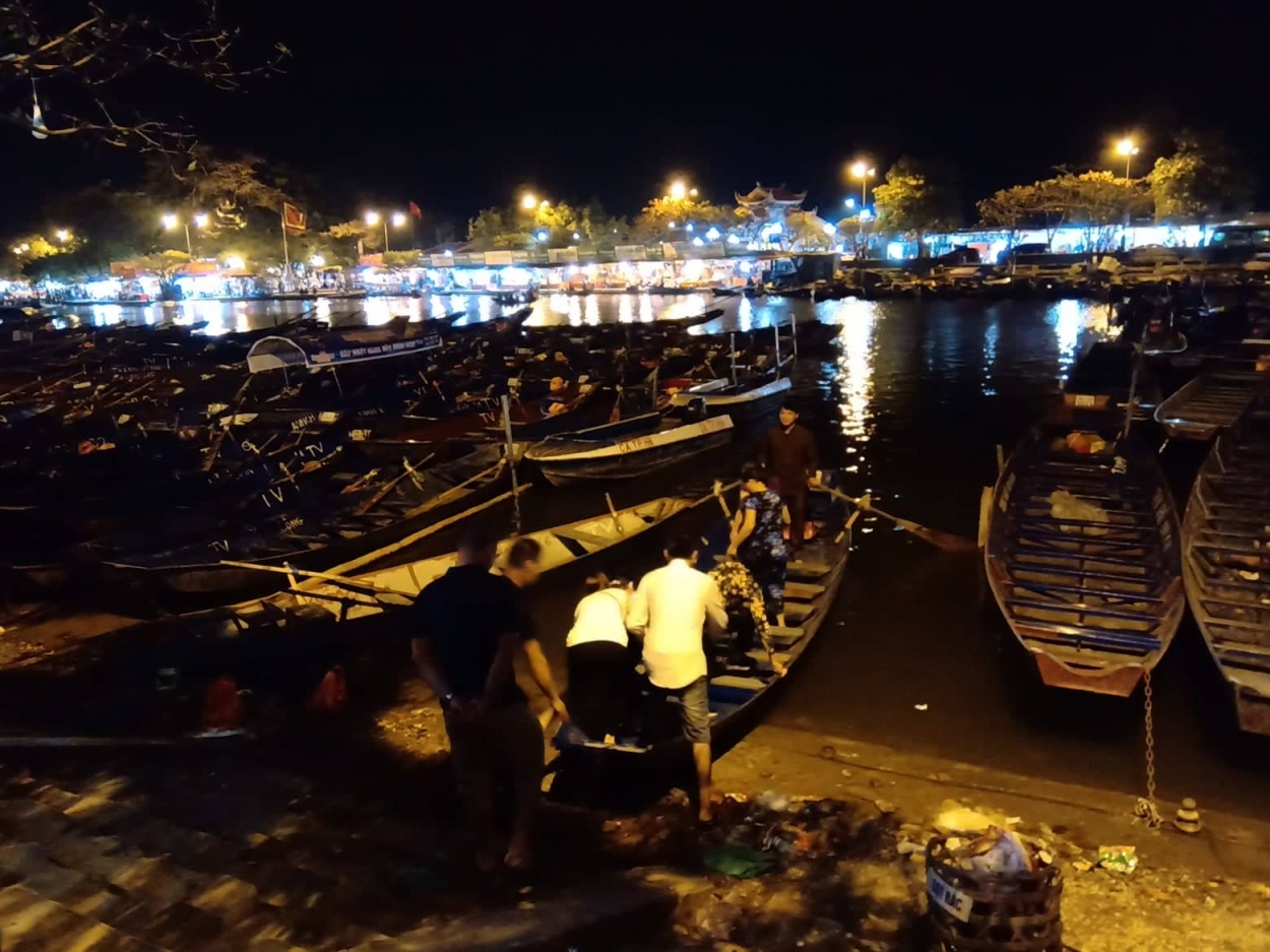 (Chùm ảnh) Du khách “xuyên đêm” trẩy hội chùa Hương Xuân Kỷ Hợi