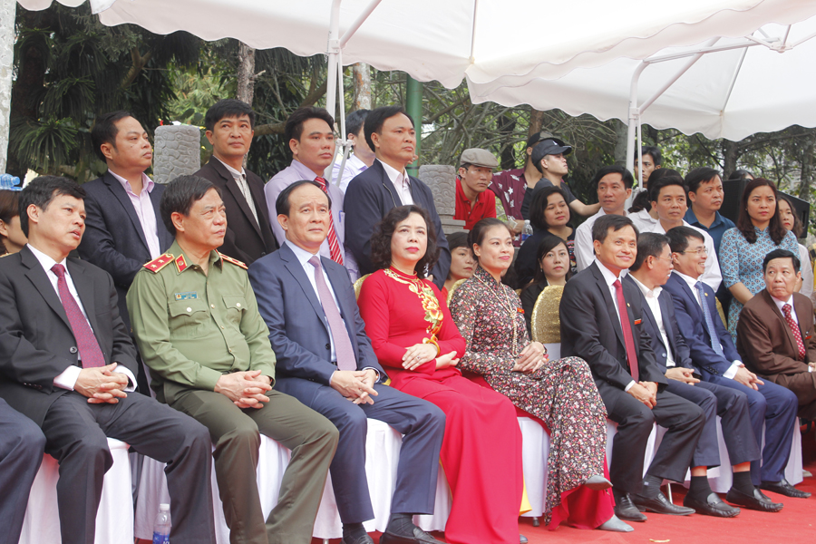 Đồng chí Ngô Thị Thanh Hằng - Ủy viên Trung ương Đảng, Phó Bí thư Thường trực Thành ủy Hà Nội cùng các đại biểu lãnh đạo thành phố, huyện Mỹ Đức dự Lễ khai hội chùa Hương 2019