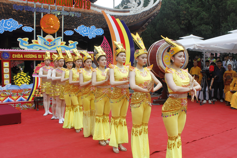 Tiết mục văn nghệ tại Lễ khai hội chùa Hương 2019