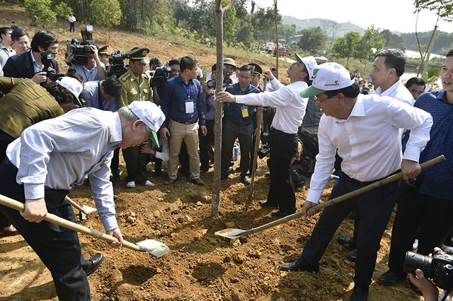 Tổng Bí thư, Chủ tịch nước Nguyễn Phú Trọng và Phó Thủ tướng Trịnh Đình Dũng tham gia Tết trồng cây.