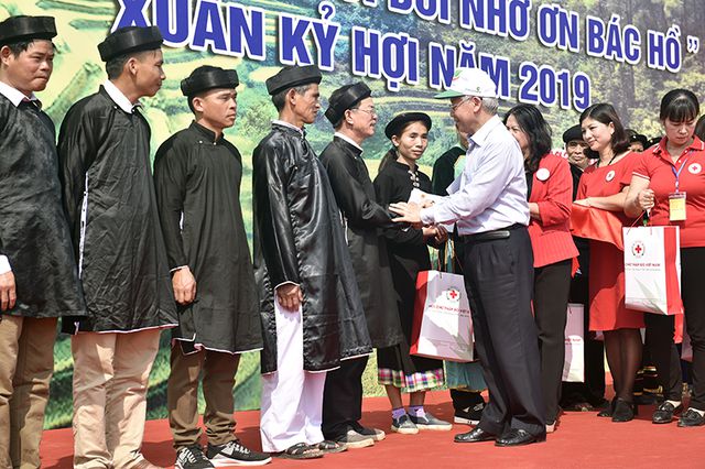 Nhân dịp này, Tổng Bí thư, Chủ tịch nước Nguyễn Phú Trọng, Chủ tịch danh dự Hội Chữ thập đỏ Việt Nam tặng 200 suất quà cho đồng bào các dân tộc tỉnh Yên Bái.
