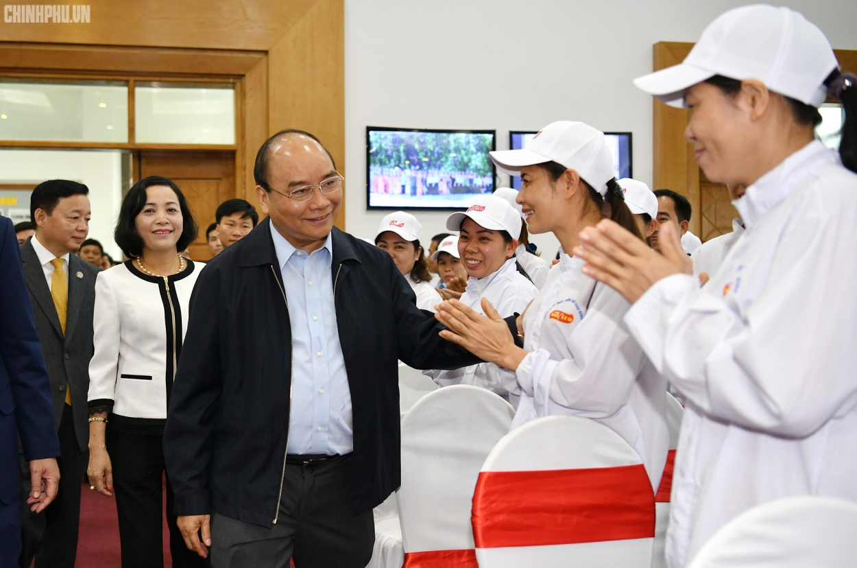 Thủ tướng thăm hỏi công nhân và người lao động Công ty Doveco