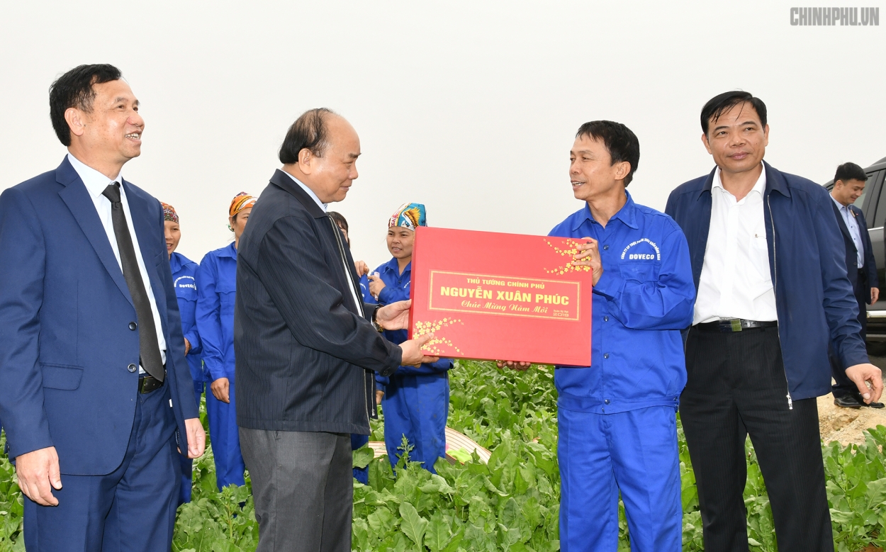 Thủ tướng tặng quà cho người lao động Công ty Doveco