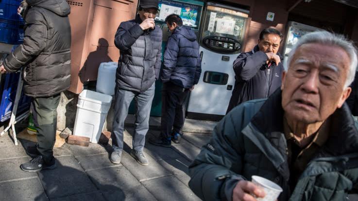 Nhiều người cao tuổi tại Seoul chỉ dám uống những tách cà phê từ máy bán hàng tự động có giá khoảng 200 won (4.200 đồng).