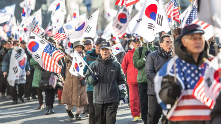 Người cao tuổi Hàn Quốc tuần hành trong một cuộc biểu tình đòi cải thiện hệ thống lương hưu và trợ cấp xã hội.