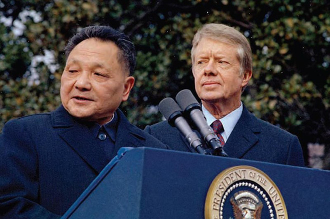 Đặng Tiểu Bình (trái) và Tổng thống Mỹ Jimmy Carter. Ảnh: AP