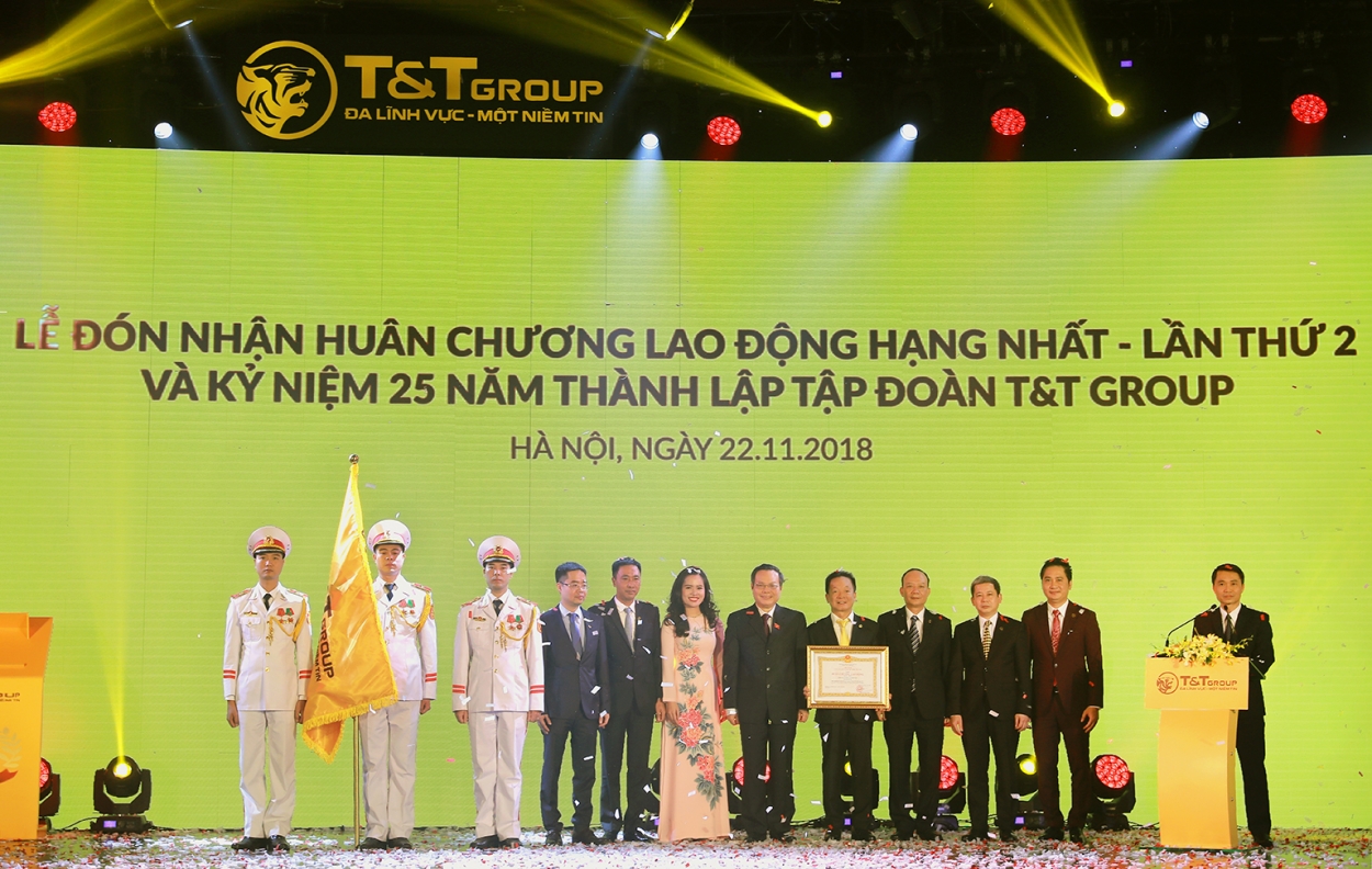 Đại diện Tập đoàn T&amp;T vinh dự đón nhận Huân chương Lao động hạng Nhất lần thứ 2.