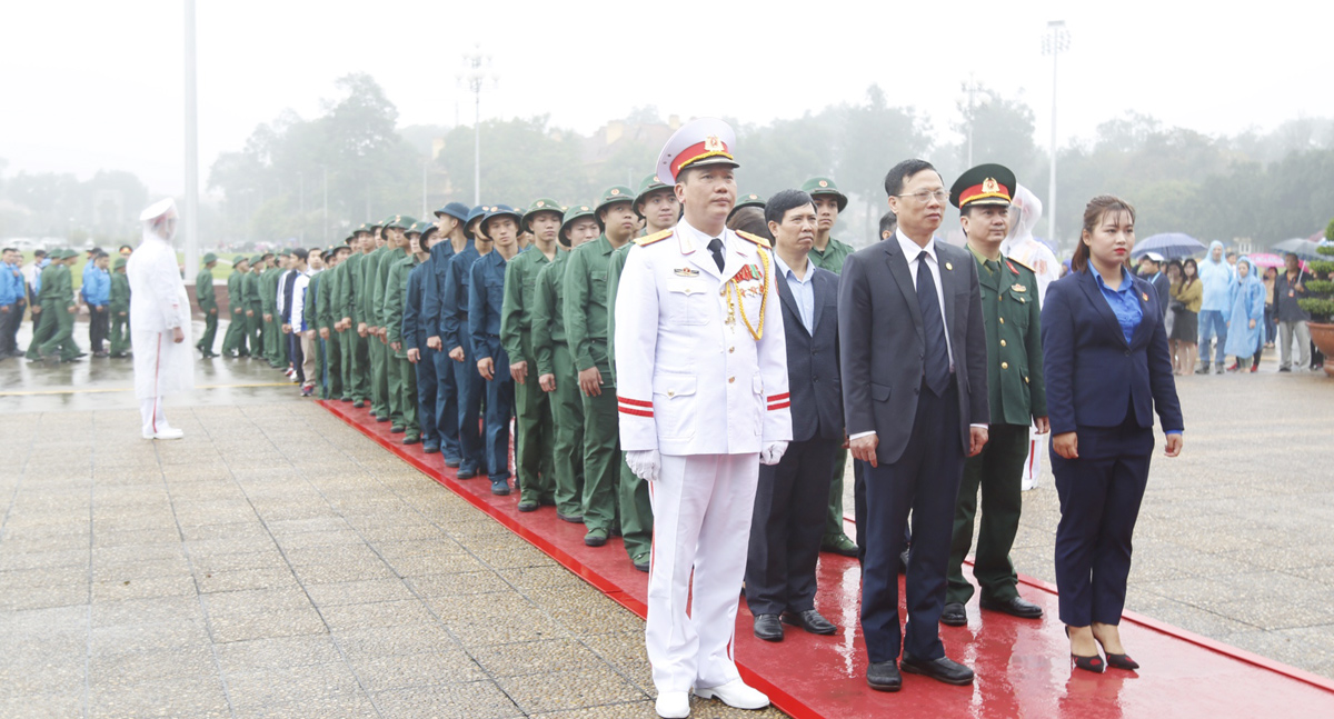Đoàn đại biểu quận Hoàng Mai cùng 108 đoàn viên thanh niên sẵn sàng lên đường nhập ngũ năm 2019 báo công Chủ tịch Hồ Chí Minh