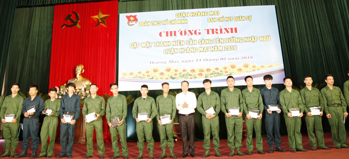 Đồng chí Nguyễn Anh Cường - UVBTV Quận ủy, Chủ tịch Ủy ban Mặt trận Tổ quốc quận tặng quà cho thanh niên sẵn sàng lên đường nhập ngũ năm 2019