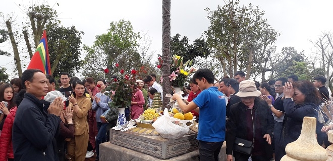 Nhiều du khách thập phương về Đền Nưa - Am Tiêm cầu cho một năm mạnh khỏe, hạnh phúc, ấm no.
